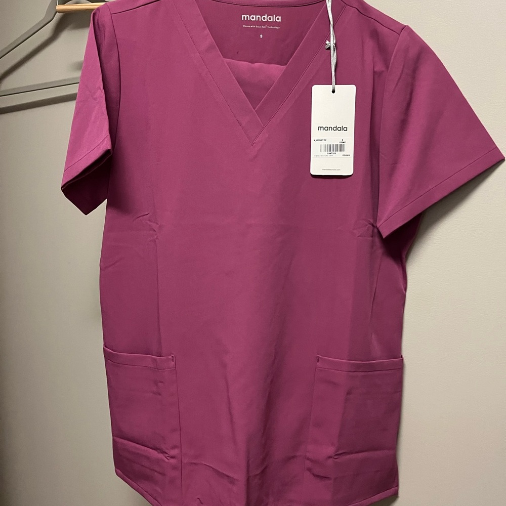 Mandala scrub top. Size small in rose color. Too big on me. NWT.